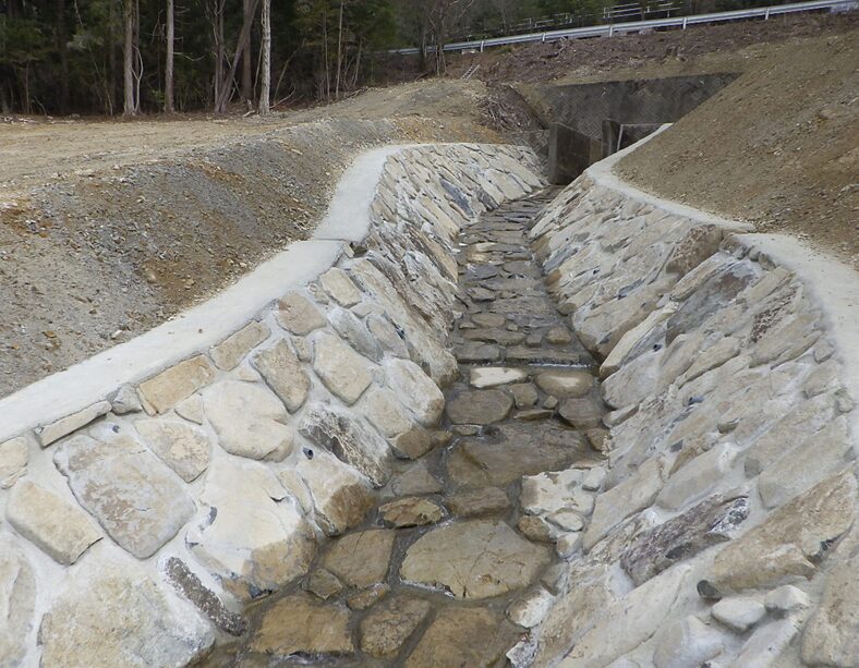 自然石で護岸したグリンピア排水路改修の施工例